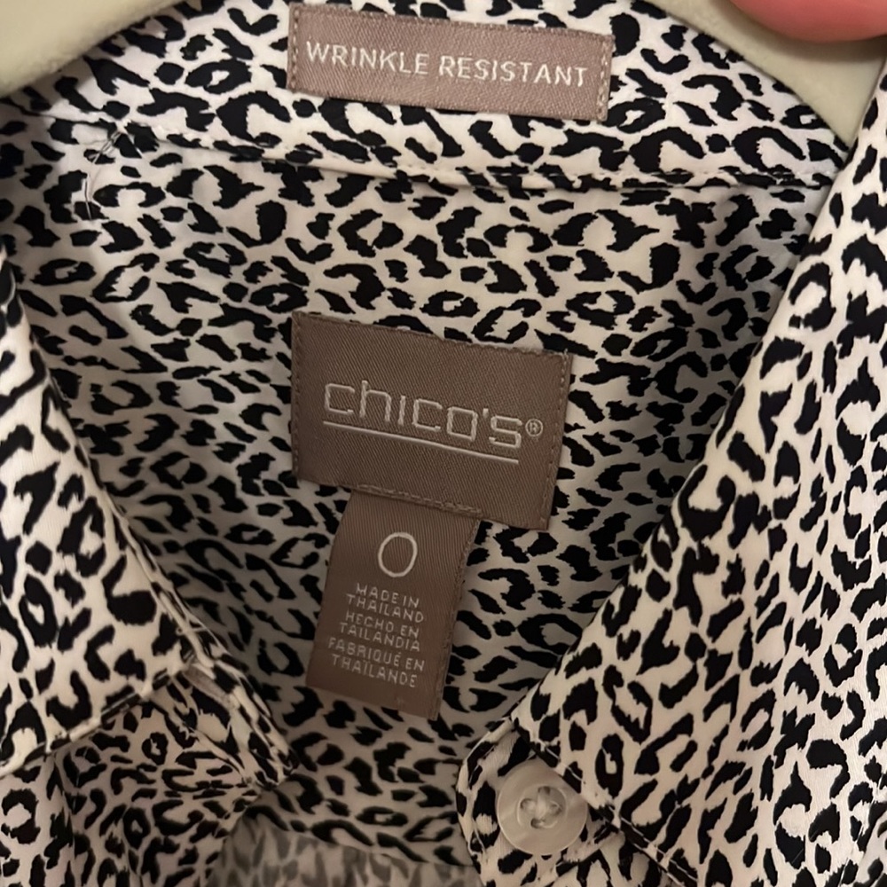 Chico’s sleeveless collared shirt animal print - Picture 2 of 4